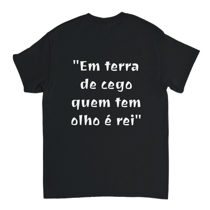 T-Shirt Provérbios "Em terra de cego quem tem olho é rei"