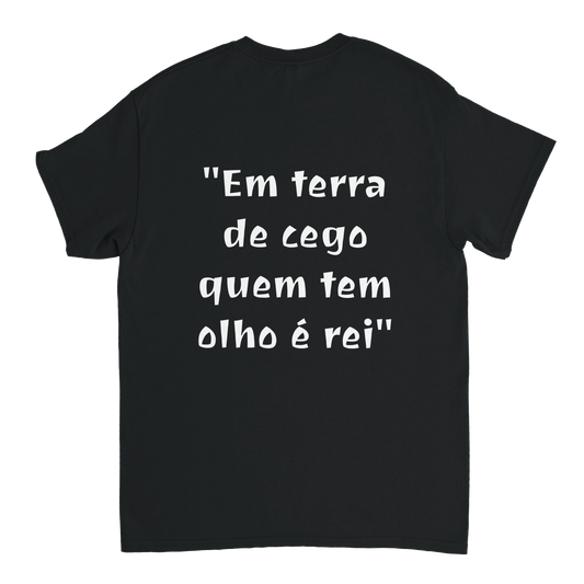 T-Shirt Provérbios "Em terra de cego quem tem olho é rei"